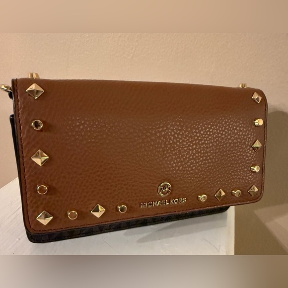 Michael Kors Jet Set Small Studded Smartphone
Crossbody Bag EUC - Picture 16 of 17